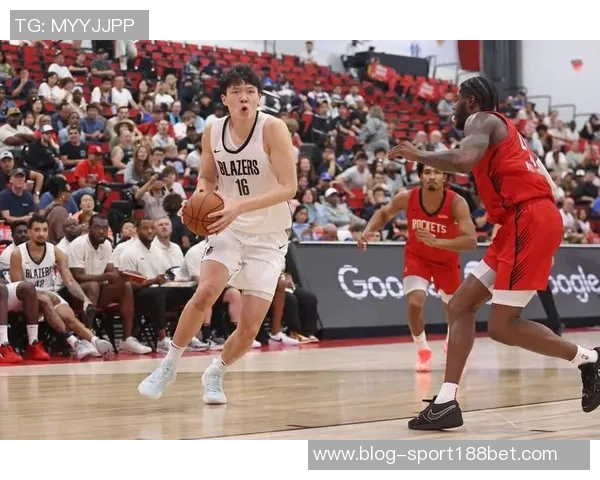 杨瀚森精彩单挑尤班克斯背运转身连招引发观众热烈反响